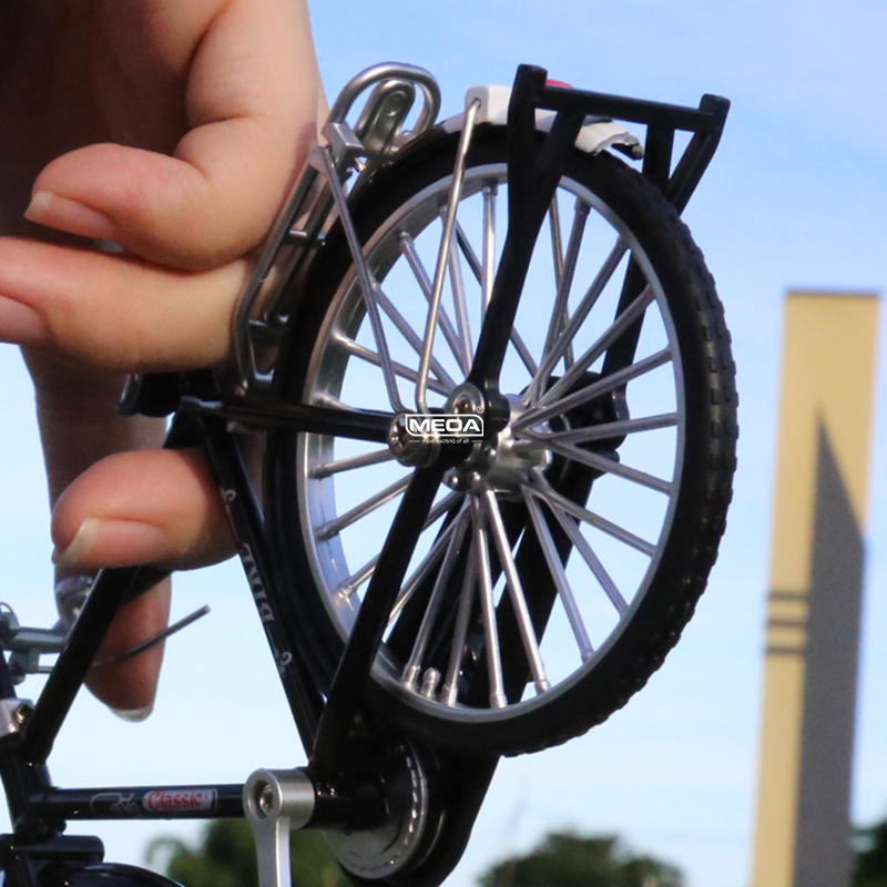 Mountain Biking Pictures - Mini bicicleta de montanha fundida em